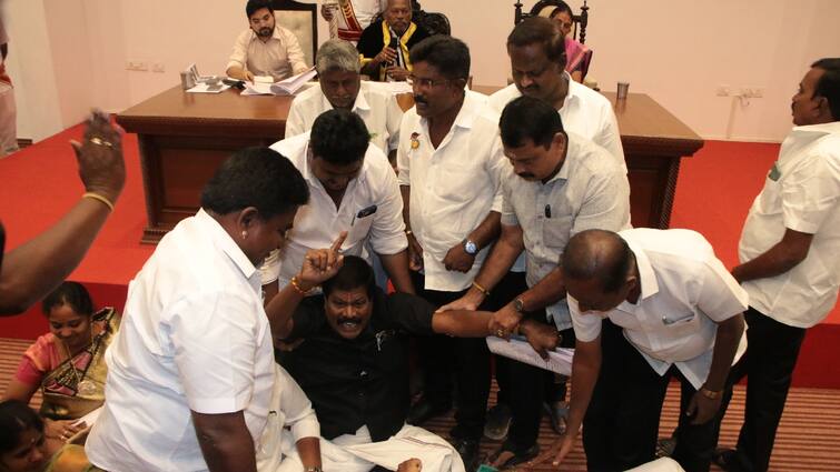 Fierce conflict between DMK and AIADMK There is excitement in Salem Corporation DMK Vs ADMK: திமுக, அதிமுகவினரிடையே இடையே கடும் மோதல்... சேலம் மாநகராட்சியில் பரபரப்பு