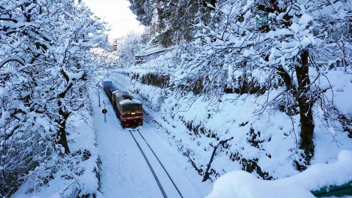 Snowfall in Shimla: હિમાચલ પ્રદેશની રાજધાની અને પહાડોની રાણી શિમલામાં સોમવાર (23 ડિસેમ્બર) સવારથી હિમવર્ષા શરૂ થઈ ગઈ છે. શરૂઆતમાં પડતા કરા હવે  હવે હિમવર્ષામાં ફેરવાઈ ગયો છે.