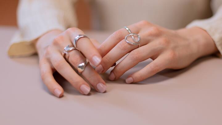 2. Statement Rings: Bold and Beautiful: This year, ladies’ silver rings are all about intricate designs and bold styles. Statement rings are ideal for making an impact, whether you’re attending a traditional gathering or a modern soirée. Look for designs featuring unique engravings or gemstone embellishments for an added touch of glamour. (Image source: Canva)