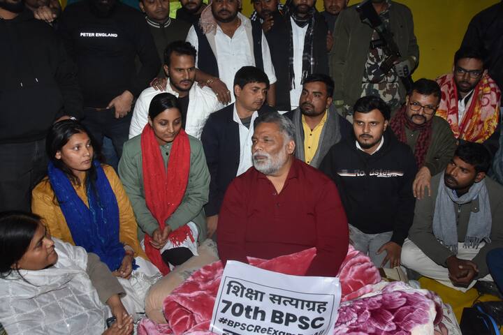 सोमवार (23 दिसंबर, 2024) की रात निर्दलीय सांसद पप्पू यादव भी गर्दनीबाग पहुंचे. वे बीपीएससी के अभ्यर्थियों के साथ खुद भी धरना पर बैठ गए.