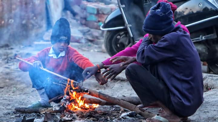 Weather Forecast: देश का अधिकतर हिस्सों में इस समय कड़ाके की ठंड पड़ रही है. पड़ाड़ों पर बर्फबारी की वजह से दिल्ली एनसीआर समेत उत्तर भारत के कई इलाकों पर बारिश की संभावना जताई गई है.