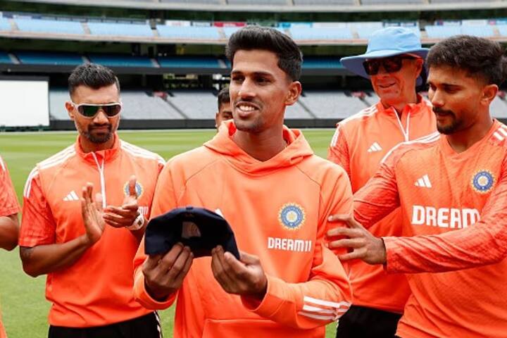 तनुष कोटियनने दहाव्या क्रमांकावर फलंदाजी करताना एकदा शतक झळकावले, असे म्हटले तर तुमचा विश्वास बसेल का? हे रणजी ट्रॉफी 2023-24 च्या उपांत्यपूर्व सामन्याबद्दल आहे जेव्हा मुंबईचा सामना बडोदाविरुद्ध झाला होता. त्या सामन्यात दहाव्या क्रमांकावर असलेल्या तनुष कोटियन आणि 11व्या क्रमांकावर फलंदाजीला आलेल्या तुषार देशपांडेनेही शतके झळकावली. या दोघांमध्ये अखेरच्या विकेटसाठी 232 धावांची भागीदारी झाली. त्या सामन्यात 120 धावा करून कोटियन नाबाद परतला.