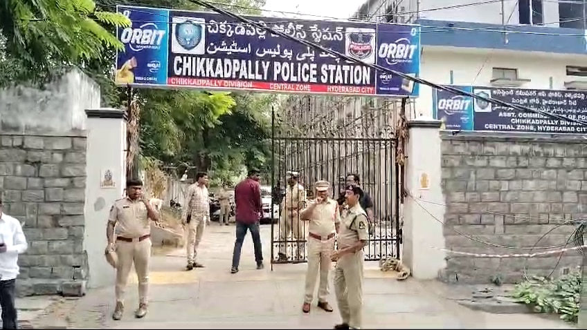 Allu Arjun At Chikkadapalli Police Station: విచారణకు హాజరైన అల్లు అర్జున్ - లాయర్ సమక్షంలో బన్నీ స్టేట్మెంట్ రికార్డ్ చేస్తున్న పోలీసులు