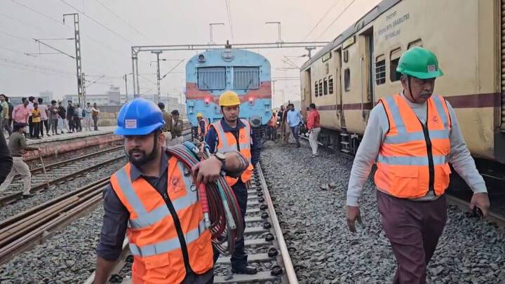 वडोदराहून अपघातग्रस्त रिलीफ ट्रेन किम स्टेशनवर पोहोचली आहे. रुळावरून खराब झालेले बॉक्स काढण्याचे काम सुरू करण्यात आले. रेल्वेचा मोठा कर्मचारी वर्ग घटनास्थळी पोहोचला असून दुरुस्तीचे काम सुरू आहे.