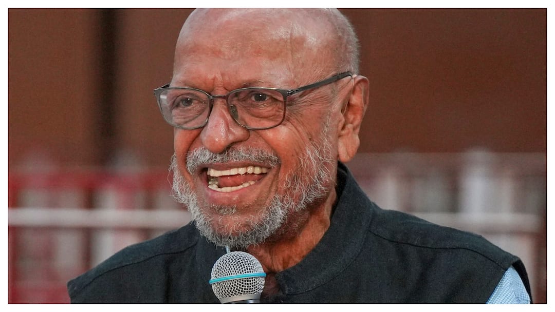 Shyam Benegal Cremated With Full State Honours, Many Celebs Attend Funeral Shyam Benegal Cremated With Full State Honours, Gulzar Says, 'He Hasn't Departed, We've Departed From Him'