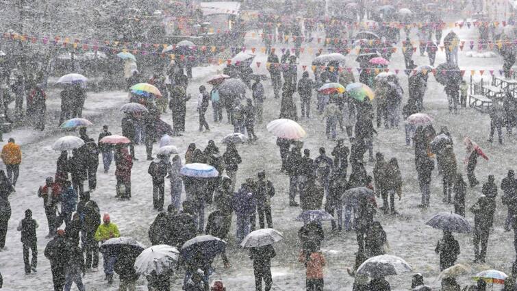 Massive Traffic Jam In Manali As People Rush To Hills To Celebrate White Christmas