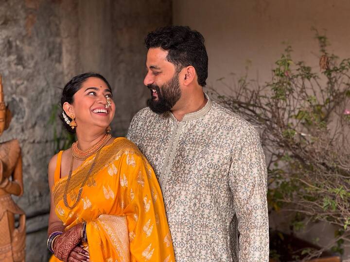 ‘All Smiles..!!’ असे कॅप्शन मृण्मयीने रोमँटिक फोटोशूटला दिले आहे.