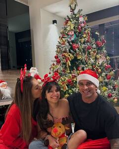 Bipasha Basu Christmas Celebration: बिपाशा बसु का क्रिसमस सेलिबेशन, पति करण संग दिए रोमांटिक पोज, बेटी देवी ने बनाया पाउट