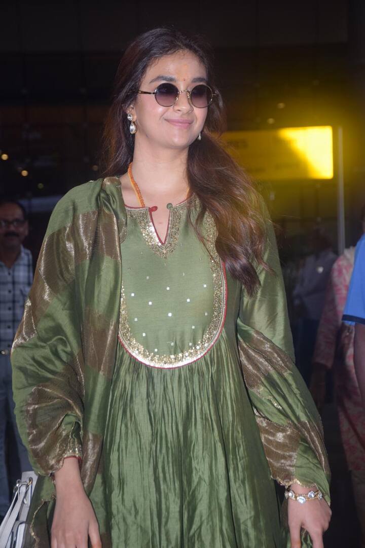 माथे पर लाल बिंदी, गले में मंगलसूत्र और ईयररिंग्स पहने कीर्ति बहुत प्यारी दिख रही थीं.