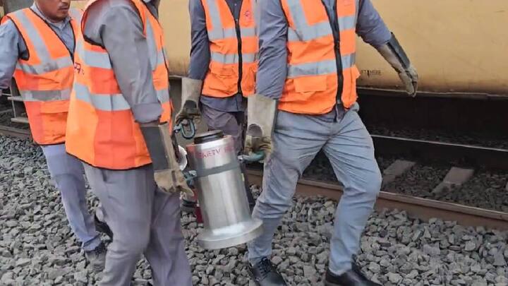 दरम्यान, रेल्वेच्या मेन्टेनन्स विभागाचे अनेक कर्मचारी सध्या ही ट्रेन पूर्ववत करण्यासाठी धडपड करत असून लवकरच काम पूर्ण होईल, असे रेल्वेच्या अधिकाऱ्यांनी सांगितलं.
