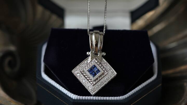 6. Delicate Necklaces: Minimalistic and Chic: The trend of minimalism continues to dominate, with silver lockets and pendants being top picks. These pieces are perfect for those who prefer subtle grace, making them ideal for gifting or personal wear during the holiday season. (Image source: Canva)