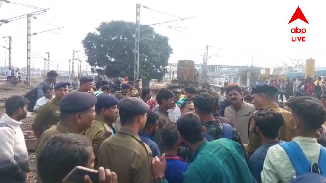 Howrah Shalimar Station Chaos Protest on railway tracks Shalimar Station Chaos: হঠাৎ বাতিল শালিমার-সেকেন্দ্রাবাদ এক্সপ্রেস, বিপাকে যাত্রীরা, রেল লাইনে বসে বিক্ষোভ