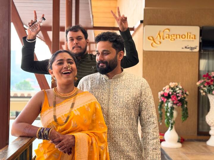 मराठी कलाविश्वातील अभिनेत्री मृण्मयी देशपांडे व पती स्वप्नील रावने नुकतीच भावाच्या लग्नाला हजेरी लावली होती.