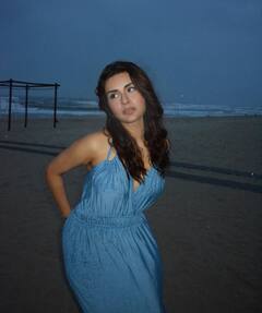 निळ्याशार समुद्रात अवतरली सुंदरी, 23 वर्षांच्या अवनीतच्या ब्लू ड्रेसमधील फोटोंची चर्चा!