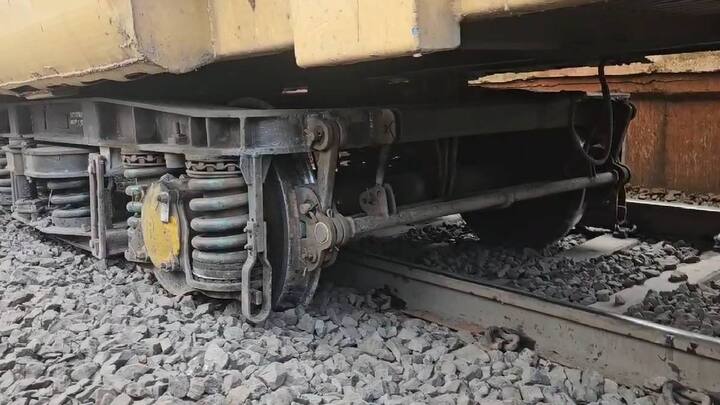 रेल्वे प्रशासनाने याबाबत माहिती मिळताच दुरुस्तीच काम सुरू केलं असून वरिष्ठ अधिकारी या कामावर देखरेख करत आहेत. या अपघातामुळे गाड्यांच्या सामान्य वाहतुकीवर परिणाम झालेला नाही.