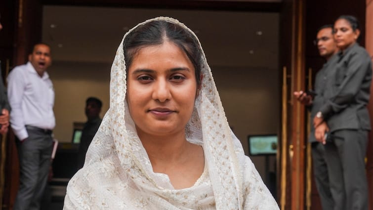 samajwadi party MP Iqra Hasan complained and demand strict action on indecent behaviour of ADM ann सपा सांसद इकरा हसन ने की ADM के अभद्र व्यवहार की शिकायत, ट्रेनिंग पर उठाए सवाल, कहा- 'सख्त कार्रवाई हो'