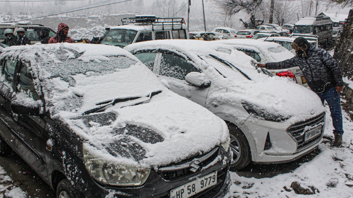 Shimla Weather: शिमला में बर्फबारी से बढ़ा पर्यटकों का उत्साह, शहर के होटल 70 फीसदी बुक