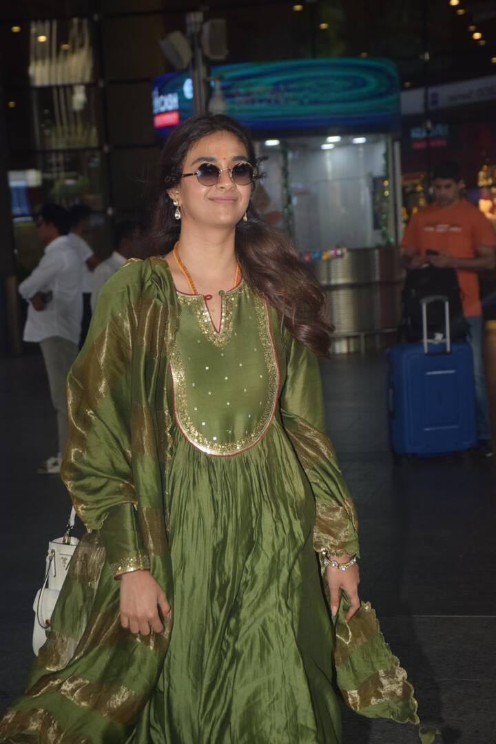 कीर्ति सुरेश भी नई नवेली दुल्हन की तरह सजी-धजी दिखाई दीं. हरे रंग का सूट पहने वे बेहद हसीन लग रही थीं.