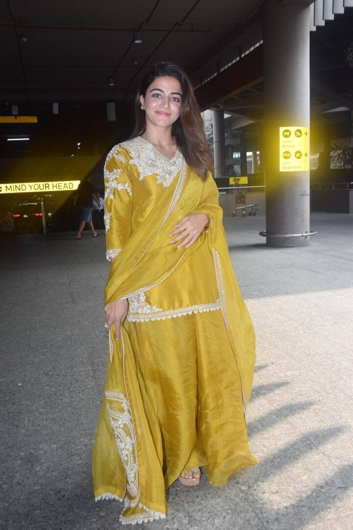 'बेबी जॉन' एक्ट्रेस वामिका गब्बी पीले रंग का शरारा सूट पहने एयरपोर्ट पर स्पॉट हुईं. इसके साथ उन्होंने मैचिंग वर्क वाला दुपट्टा पेयर किया.