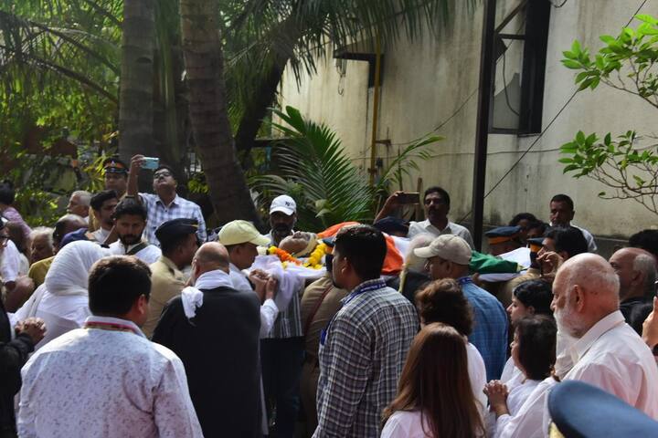 श्याम बेनेगल के निधन से इस वक्त पूरी फिल्म नगरी सदमे में हैं. उनके अचानक चले जाने से हर किसी की आंखे नम नजर आ रही हैं.