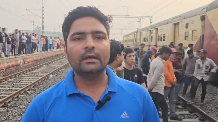 या रेल्वेने प्रवास करणाऱ्या प्रवशांचा खोळंबा झाला आहे, अनेकांनी रेल्वे गाडीतून खाली उतरुन रेल्वेच्या गाडीचा डब्बा घसरण्याचा अनुभव सांगितला.