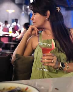 Anasuya Bharadwaj : బుగ్గలు పెంచిన అనసూయ.. కాక్​టైల్​ తాగుతూ క్యూట్ ఫోజులిచ్చిన బ్యూటీ