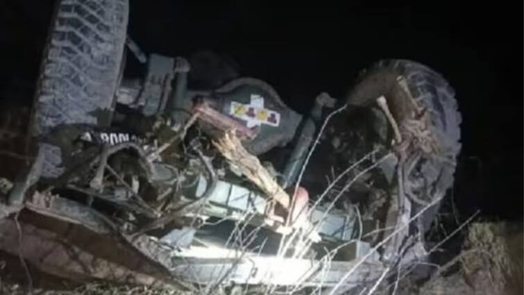 5 soldiers killed after Army vehicle plunges into deep gorge in Jammu and Kashmir's Poonch ராணுவ வாகனம் கவிழ்ந்து விபத்து - 5 வீரர்கள் உயிரிழப்பு!