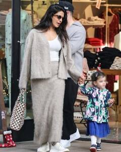 Priyanka Chopra And Nick Jonas Enjoy Holiday Shopping Spree In Los Angeles, See All Pics