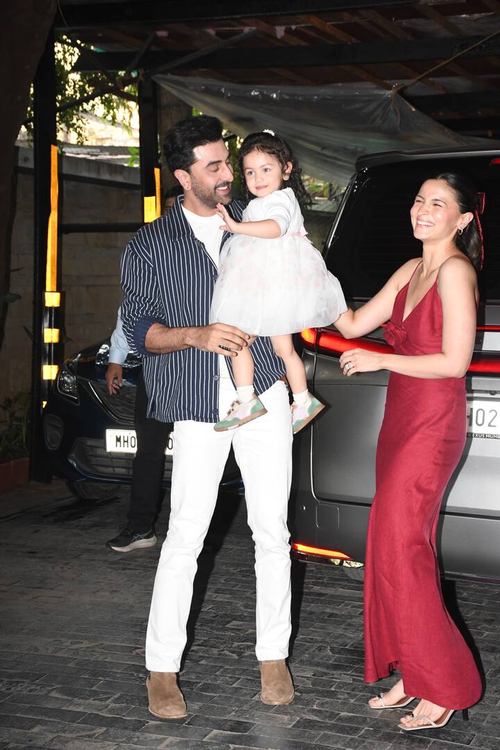 Raha greeted the paparazzi with a sweet “hi” and a tiny wave.