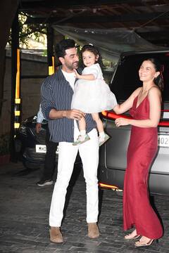 Kapoor Family Lunch: पापा रणबीर की गोद से नहीं उतरी राहा, दिया फ्लाइंग किस, क्रिसमस लंच पर आलिया संग दिखी परफेक्ट फैमिली