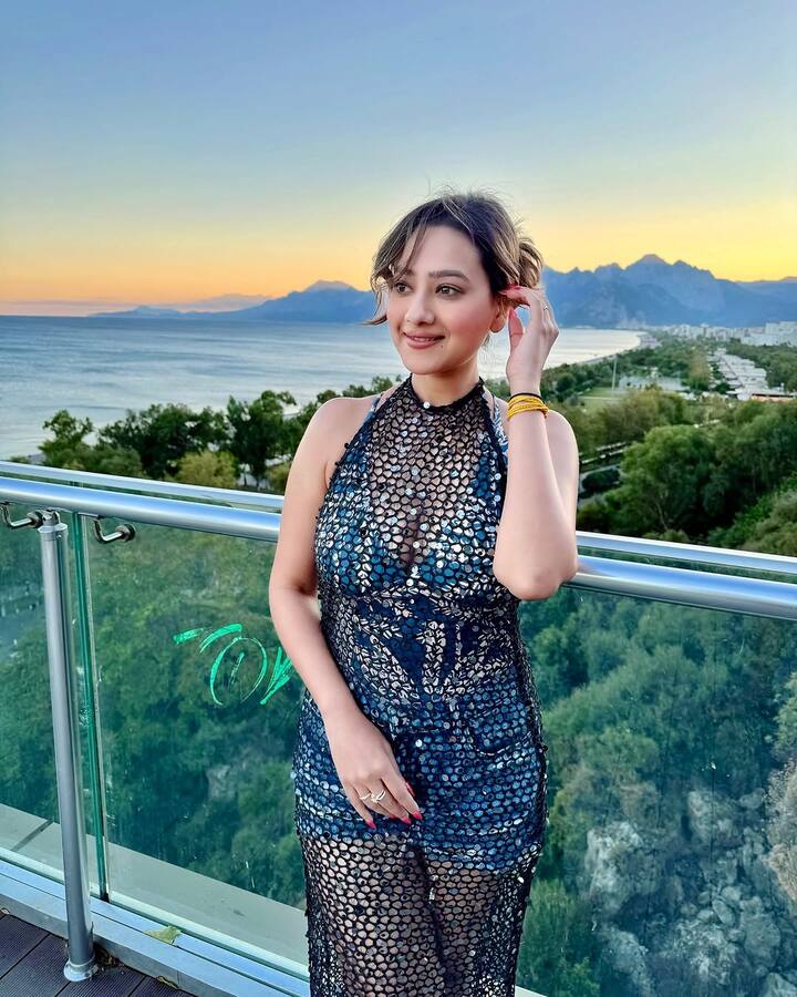 જો તમે મદાલસા શર્માના ફેન નથી તો તમે તેના ફોટો જોઈને અચુક ફેન બની જશો. મદાલસા શર્માના ચાહકોની કોઈ કમી નથી. તેને ઈંસ્ટાગ્રામ પર 1.5 મિલિયનથી વધુ લોકો ફોલો કરે છે.