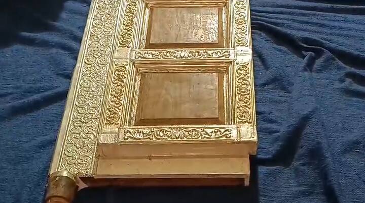 अरगुलकर कुटुंबातील शंकर व नरसिमलू या बंधूंनी आपले वडील स्व. दिगंबर तुकाराम अरगुलकर व आई स्व. जनाबाई यांच्या स्मरणार्थ हा दरवाजा चांदीचा केला आहे.