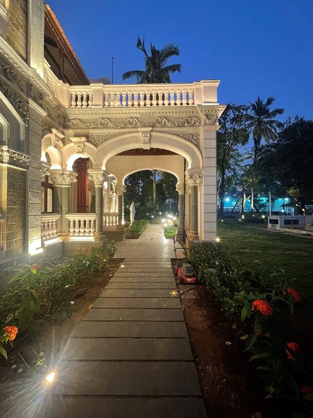 तसेच, प्रशासकीय इमारत 639.70 चौ.मी. क्षेत्रफळाची असून, यामध्ये उपहारगृह, कलाकार दालन कक्ष, प्रसाधनगृह आणि न्यासाचे अध्यक्ष व सचिव कार्यालये यांचा समावेश आहे. इमारतीचे छत आधुनिक मंगलौरी कौल पद्धतीने बांधण्यात आले आहे.