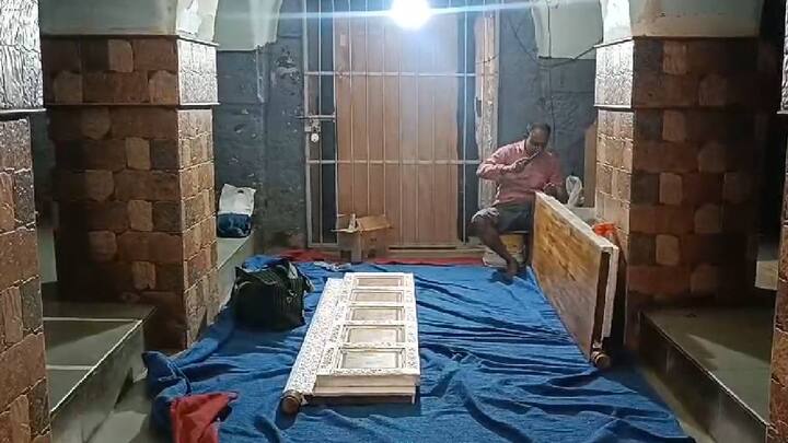 शंकर व नरसिमलू या बंधूंनी आपले वडील स्व. दिगंबर तुकाराम अरगुलकर व आई स्व.जनाबाई यांच्या स्मरणार्थ हा दरवाजा चांदीचा केला आहे.