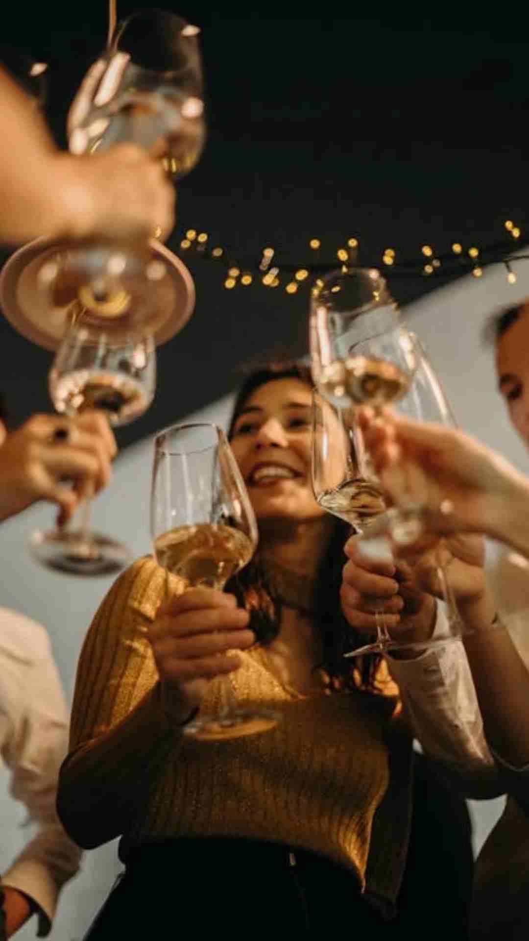 लोग अपने घरों से बाहर निकल रहे हैं और घूमने जा रहे हैं