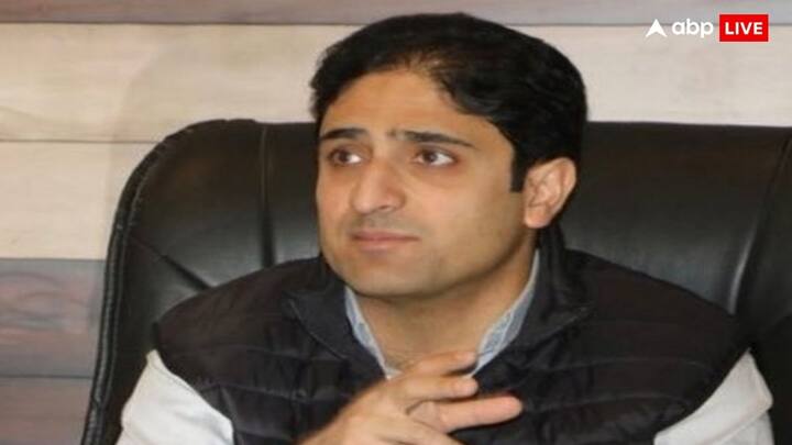 पूर्व श्रीनगर मेयर जुनैद मट्टू ने इस फैसले पर प्रतिक्रिया देते हुए सरकार की प्राथमिकताओं पर सवाल उठाए. उन्होंने सोशल मीडिया प्लेटफॉर्म X पर एक पोस्ट शेयर करते हुए लिखा 