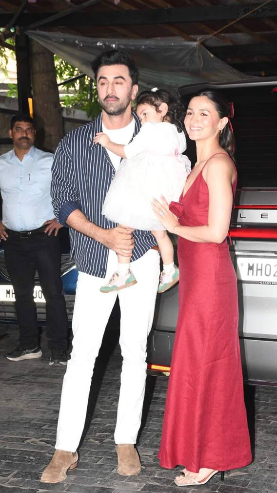 বাবাকে ছাড়া এক মুহূর্ত চলে না, রণবীরের কোল ছাড়লই না একরত্তি রাহা