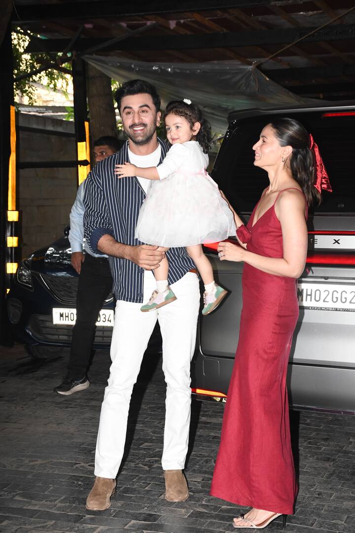 The trio happily posed for the camera.