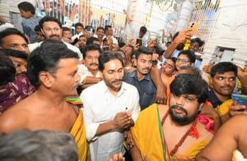 రెండో రోజు పర్యటనలో భాగంగా కోదండ రాముడి విగ్రహ ప్రతిష్ఠకు హాజరయ్యారు.