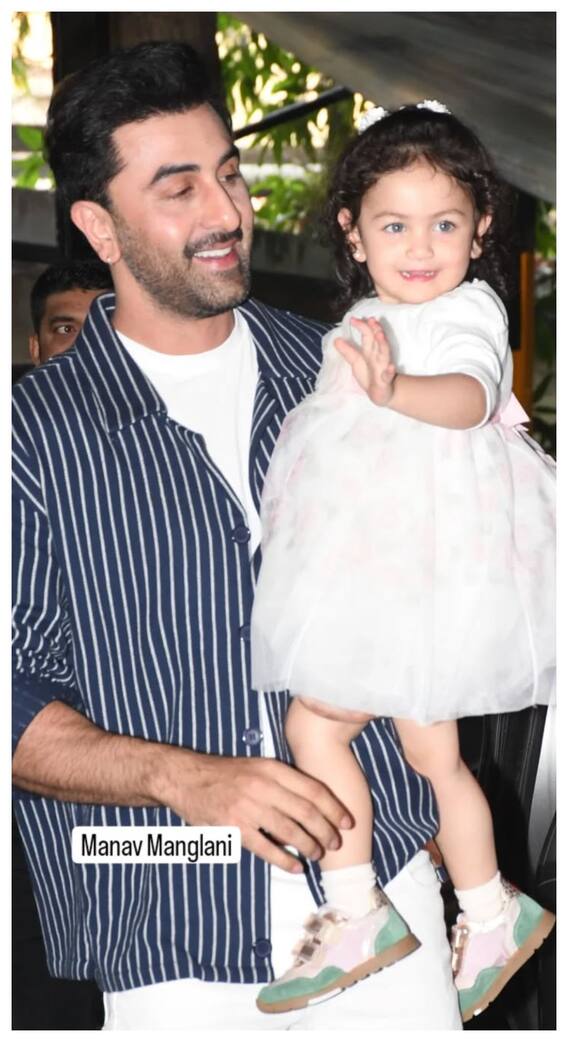 रणबीर-आलिया के साथ राहा कपूर ने पैप्स को विश किया 'क्रिसमस', देखें तस्वीरें