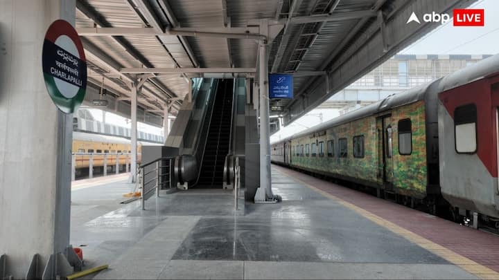 चेरलापल्ली स्टेशन पर प्लेटफार्मों तक आसान पहुंच के लिए लिफ्ट और एस्केलेटर की सुविधा दी गई है जिससे विकलांग यात्रियों सहित सभी को यात्रा करने में राहत मिलेगी.