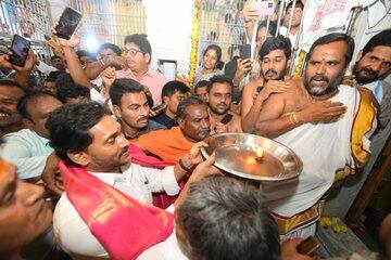 ఆలయ నిర్మాణం పూర్తైన సందర్భంగా జగన్‌ను ప్రారంభోత్సవానికి గ్రామస్థులు పిలిచారు.