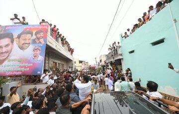 ఈ విగ్రహ ప్రతిష్ఠలో వైఎస్‌ జగన్ మోహన్ రెడ్డి పాల్గొన్నారు.