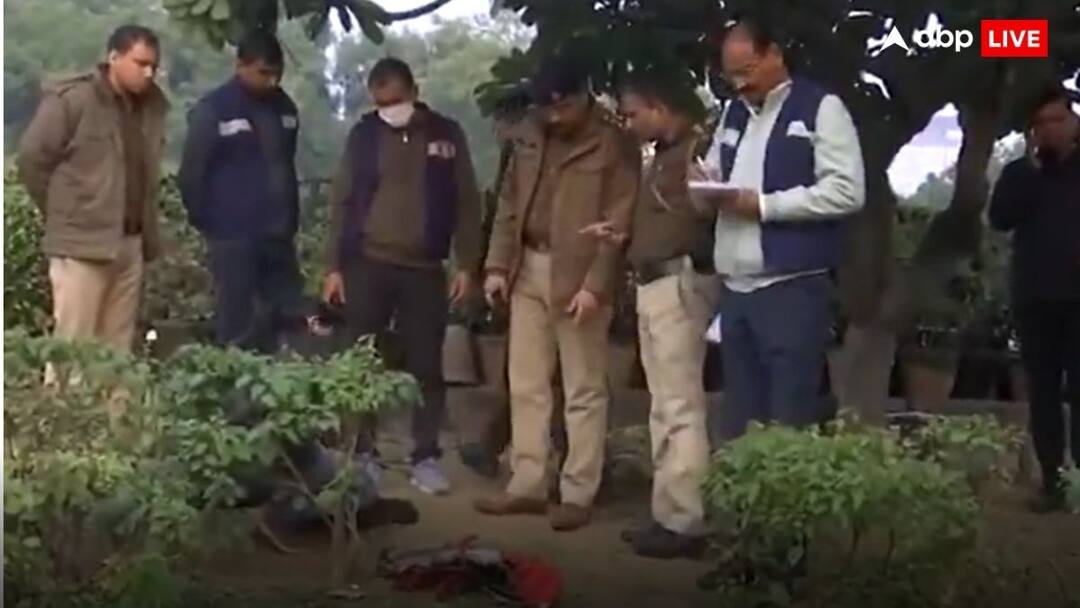 बागपत से पहुंचा दिल्ली, साथ लाया पेट्रोल और संसद के पास लगा ली आग! इस बात से था परेशान UP Man tried to commit suicide outside Rail Bhavan Delhi hospitalised Came From Bagpat Along With Petrol ANN बागपत से पहुंचा दिल्ली, साथ लाया पेट्रोल और संसद के पास लगा ली आग! इस बात से था परेशान