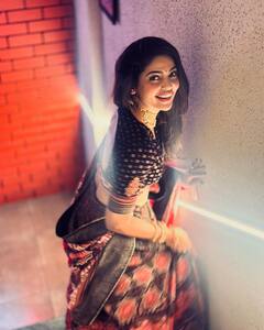 Pooja Sawant: कलरफूल पूजा सावंतचा भन्नाट लूक; साडीतले फोटो होतायत व्हायरल!