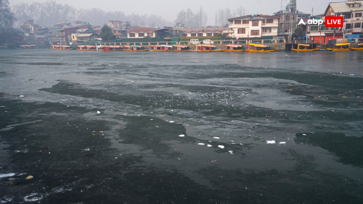 Jammu Kashmir: डल झील की सतह पर जमी बर्फ, चिल्लई कलां की चपेट में घाटी, और गिरेगा तापमान