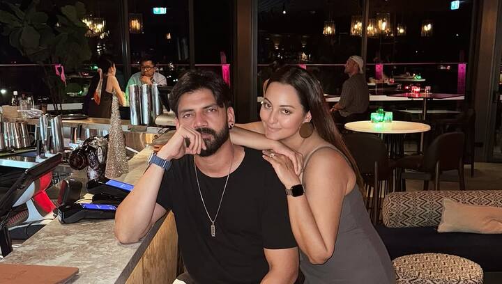 In many photos the couple can also be seen enjoying in the restaurant.