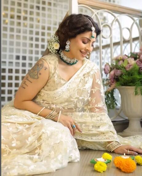 ਅੱਜ ਅਸੀਂ ਗੱਲ ਕਰ ਰਹੇ ਹਾਂ ਅਦਾਕਾਰਾ ਤਨਾਜ਼ ਇਰਾਨੀ ਦੀ। ਸਿਰਫ਼ ਵੀਹ ਸਾਲ ਦੀ ਉਮਰ ਵਿੱਚ, ਤਨਾਜ਼ ਨੇ ਇੱਕ ਮੁਸਲਿਮ ਵਿਅਕਤੀ ਨਾਲ ਵਿਆਹ ਕੀਤਾ ਜੋ ਉਸ ਤੋਂ 18 ਸਾਲ ਵੱਡਾ ਸੀ। ਇਸ ਤੋਂ ਉਸ ਦਾ ਪਰਿਵਾਰ ਇੰਨਾ ਦੁਖੀ ਹੋਇਆ ਕਿ ਉਨ੍ਹਾਂ ਨੇ ਤਨਾਜ਼ ਨੂੰ ਘਰੋਂ ਕੱਢ ਦਿੱਤਾ। ਹੁਣ ਲਗਭਗ 50 ਸਾਲ ਦੀ ਹੋ ਚੁੱਕੀ ਇਹ ਅਦਾਕਾਰਾ ਆਪਣੇ ਦੂਜੇ ਵਿਆਹ ਤੋਂ ਬਾਅਦ ਖੁਸ਼ਹਾਲ ਜ਼ਿੰਦਗੀ ਬਤੀਤ ਕਰ ਰਹੀ ਹੈ।