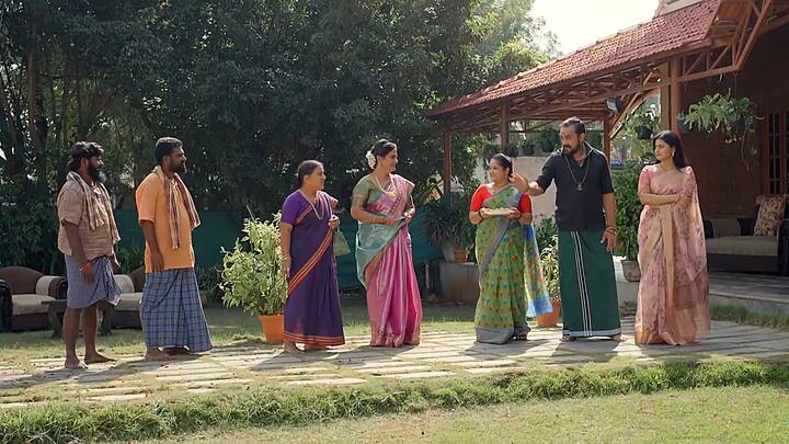 మహదేవయ్యకి MLA టికెట్ రావడంతో సంబరాలు చేస్తాడు. ఆ తర్వాత నామినేషన్ ఫాం తీసుకొచ్చేందుకు వెళతానంటే..ఒకటా రెండా చిన్న కోడలా అంటాడు మహదేవయ్య..రెండెందుకు అని క్రిష్ అంటే.. మావయ్యకి సెంటిమెంట్ ఏమో అని సెటైర్ వేస్తుంది సత్య..