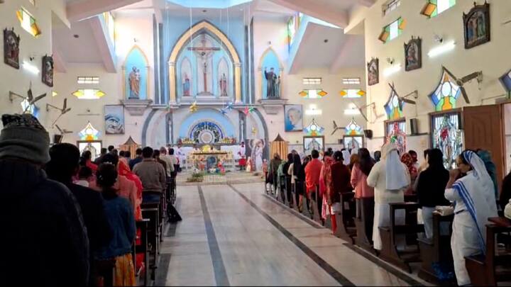বহরমপুর ক্যাথলিক চার্চেও সকাল থেকে প্রার্থনা শুরু হয়। অন্যান্য বছরের মতো এবছরও বহু মানুষ ভিড় করেছেন।